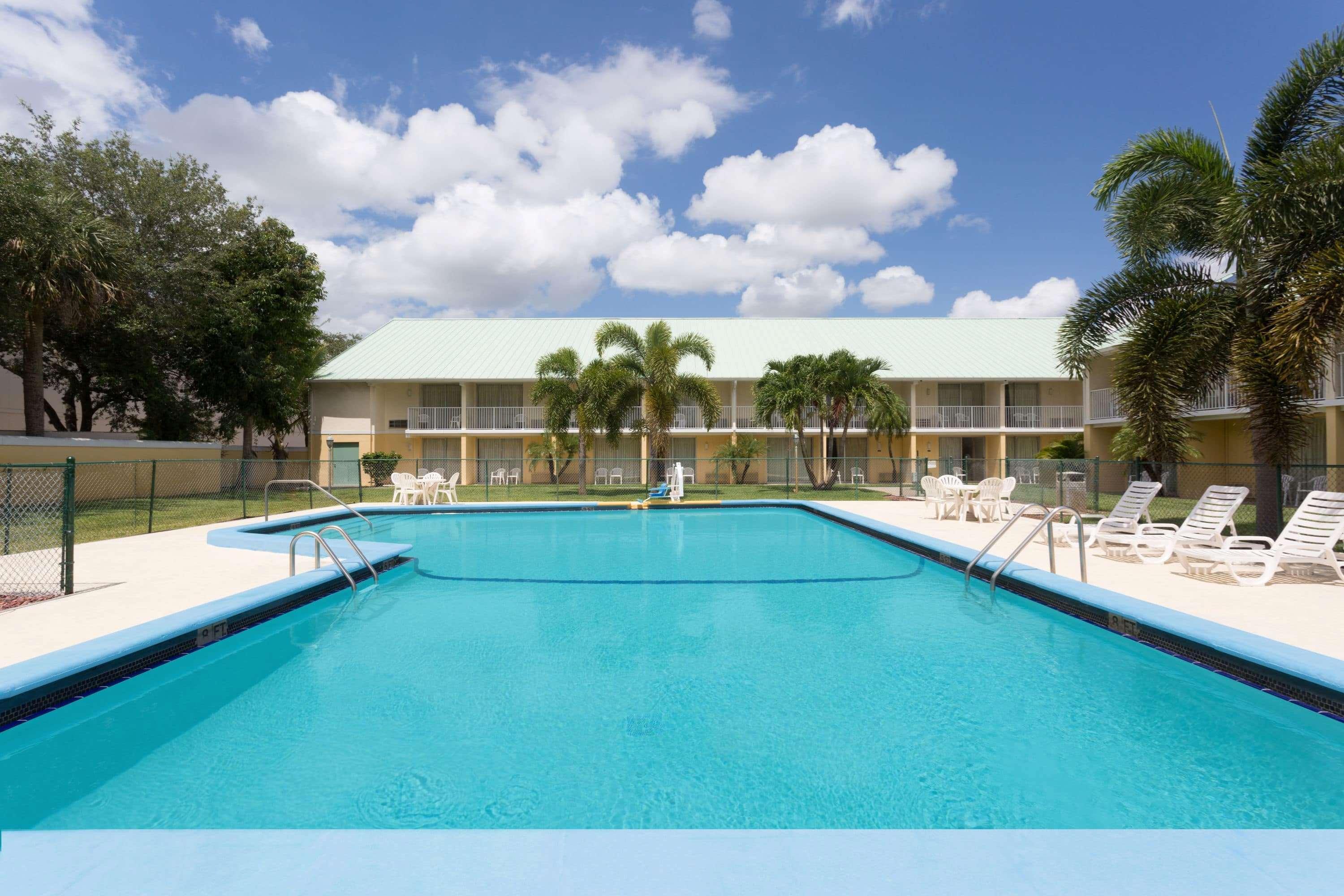 Howard Johnson By Wyndham Vero Beach / Downtown Экстерьер фото