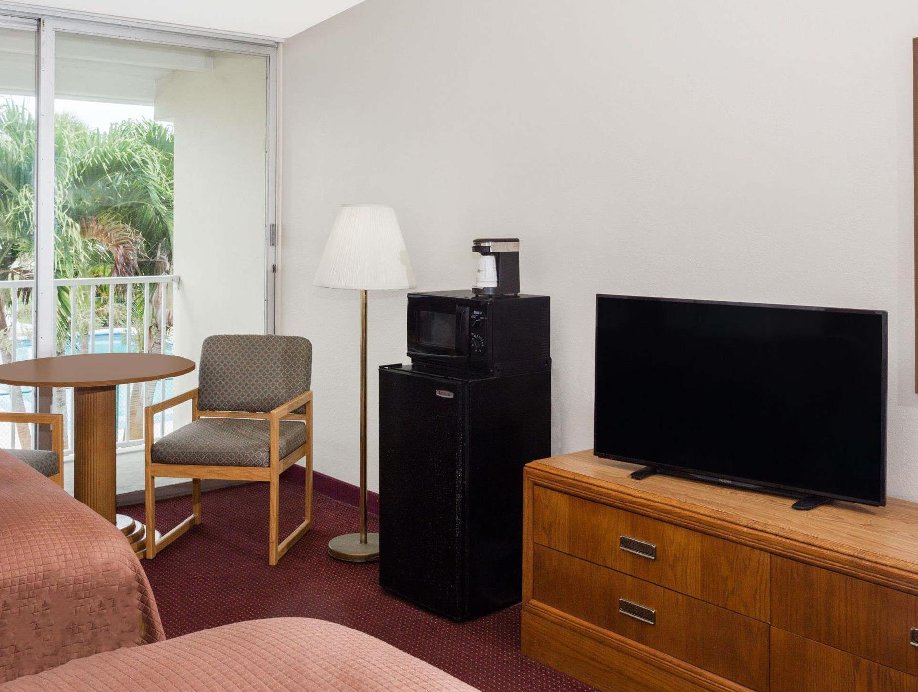 Howard Johnson By Wyndham Vero Beach / Downtown Экстерьер фото